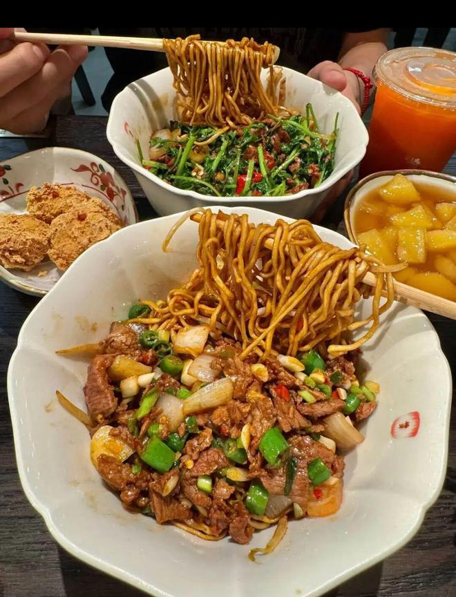 排队上百桌,复购率超40%,现象级神店椿芽的“讲究”法则(7) 排队上百桌,复购率超40%,现象级神店椿芽的“讲究”法则(7)