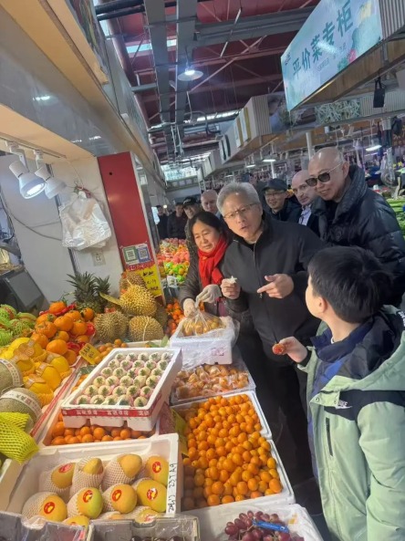 黄仁勋抵达北京 现身北京王府中环吃云南菜 此前在上海陆家嘴逛菜市场(2) 黄仁勋抵达北京 现身北京王府中环吃云南菜 此前在上海陆家嘴逛菜市场(2)