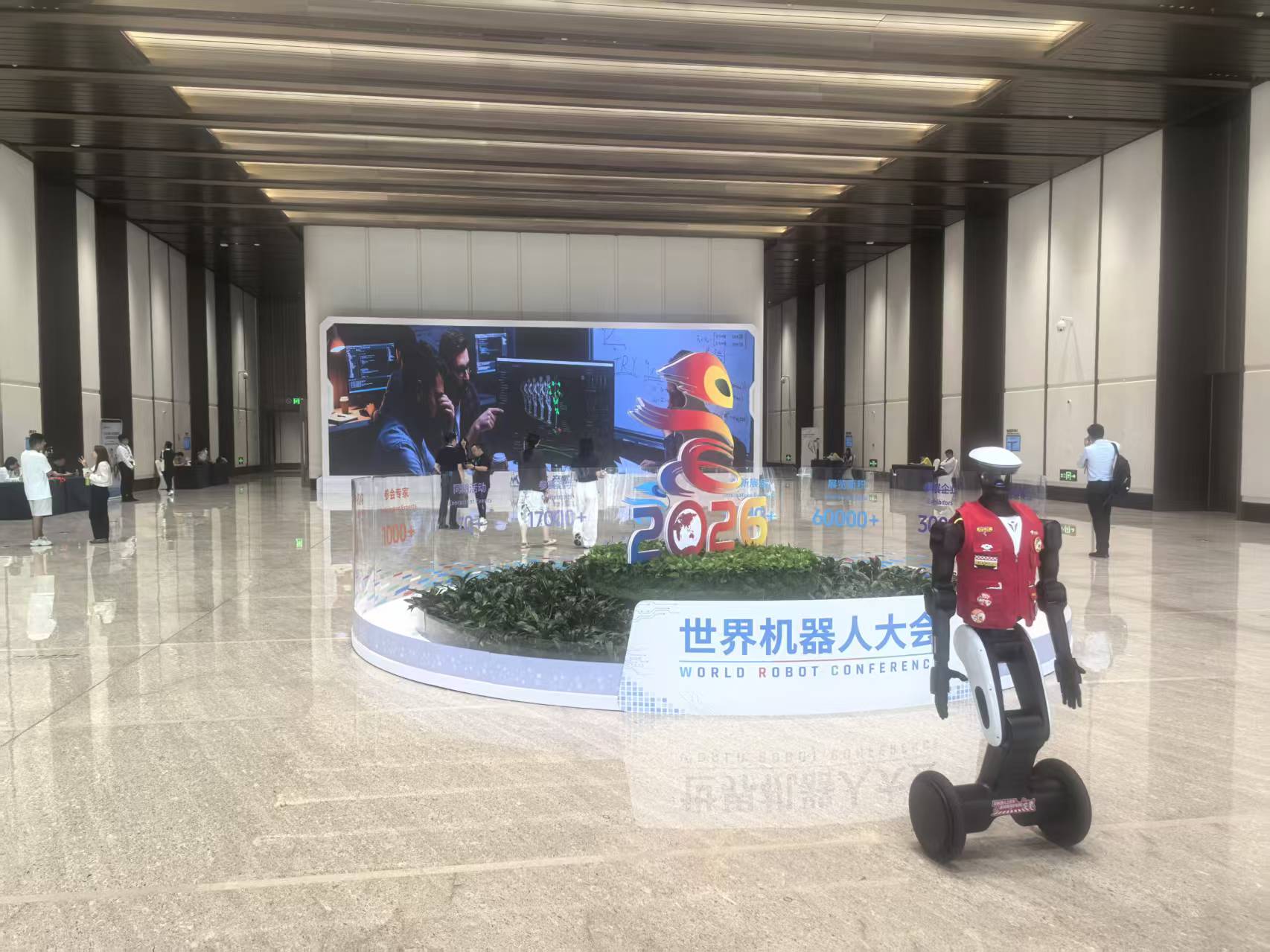 从舞台走向商业：人形机器人真实落地困境 过万销售背后订单真相